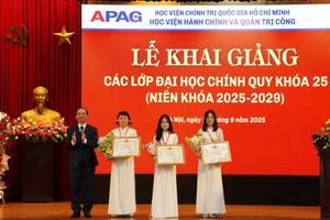 PGS.TS. Nguyễn Bá Chiến khen thưởng cho các sinh viên đỗ thủ khoa.