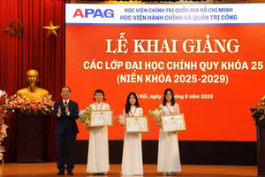 PGS.TS. Nguyễn Bá Chiến khen thưởng cho các sinh viên đỗ thủ khoa.