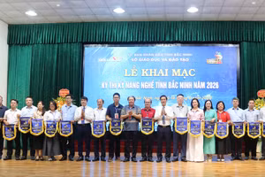 Phó Chủ tịch UBND tỉnh Bắc Ninh Lê Xuân Lợi cùng lãnh đạo Sở GD&ĐT trao Cờ lưu niệm cho các đoàn tham dự Kỳ thi.