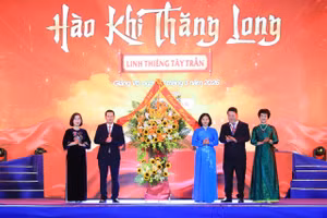 Bà Nguyễn Thị Tuyến, Phó Bí thư Đảng ủy Chính phủ chúc mừng chương trình nghệ thuật.