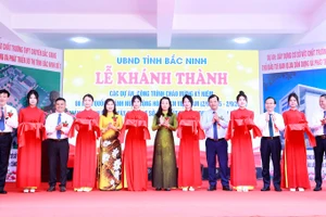 Các đại biểu thực hiện nghi lễ cắt băng khánh thành dự án.
