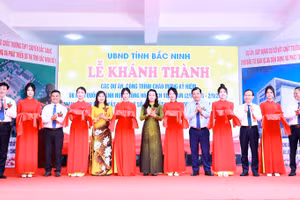 Các đại biểu thực hiện nghi lễ cắt băng khánh thành dự án. 