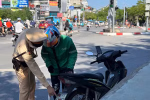 Cán bộ Đội CSGT đường bộ số 4 chỉ ra lỗi vi phạm của lái xe.