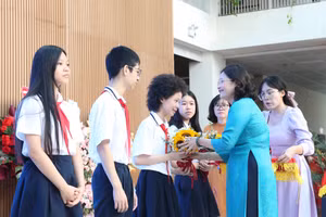 Nhà giáo Tô Thị Hải Yến - Hiệu trưởng Trường THCS Giảng Võ khen thưởng các em học sinh xuất sắc.