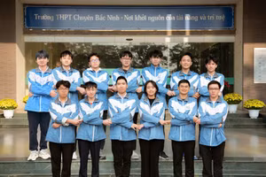 Nguyễn Công Vinh - lớp 12 Vật lý (thứ 3, từ phải sang hàng sau).