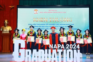 PGS.TS. Nguyễn Bá Chiến, Giám đốc Học viện và TS. Lê Thanh Huyền, Trưởng ban Ban Quản lý đào tạo trao bằng sinh viên tốt nghiệp thủ khoa các ngành đào tạo đại học.