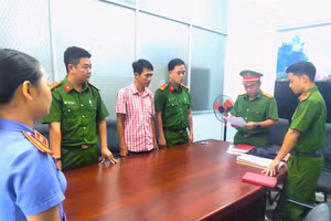 Cơ quan Cảnh sát Điều tra Công an TP. Bà Rịa tống đạt quyết định khởi tố, bắt tạm giam đối với Trần Đăng Đức.