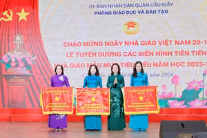Khen thưởng đại diện các đơn vị có thành tích xuất sắc năm học 2023 - 2024. 