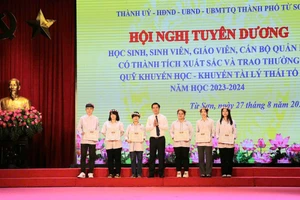 Ông Lê Xuân Lợi - Phó Chủ tịch UBND tỉnh Bắc Ninh trao khen thưởng cho học sinh có thành tích xuất sắc.