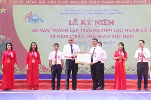 Thừa ủy quyền của Bộ trưởng Bộ GD&ĐT, ông Nguyễn Việt Oanh trao Bằng khen cho các tập thể, cá nhân. 