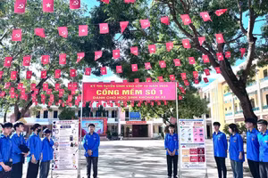 Tình nguyện viên sẵn sàng hỗ trợ thí sinh tại điểm thi.