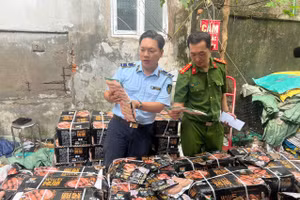 Lực lượng chức năng kiểm tra số lượng xúc xích tại kho hàng. Ảnh: CATP