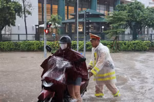 Nhiều điểm giao thông ở Thủ đô vẫn ngập sâu trong nước. (Ảnh TL)