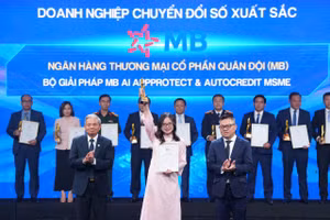 Đại diện MB, bà Phạm Thị Kim Phượng – Giám đốc dự án Nhà máy số Doanh nghiệp lên nhận giải thưởng.