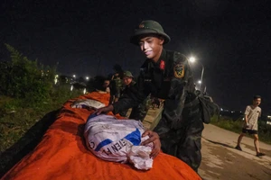 Giáo viên cùng quân dân trắng đêm giữ đê chống lũ 