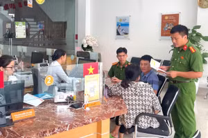 Công an xã Lục Nam tuyên truyền phương thức thủ đoạn lừa đảo của đối tượng cho công dân.