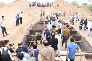 Hiện trường khai quật khảo cổ 2 chiếc thuyền tại Bắc Ninh.