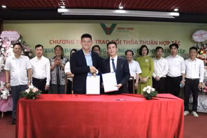 TS. Nguyễn Huy Oanh – Hiệu trưởng trường Đại học Trưng Vương (bên phải) và đại diện doanh nghiệp ký kết hợp tác.