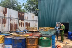 Công an làm việc với chủ cơ sở.