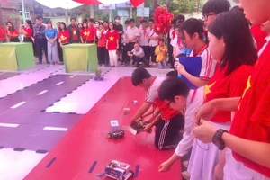 Các đội thi thể hiện tài năng sáng tạo, tình yêu khoa học.