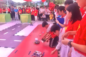 Các đội thi thể hiện tài năng sáng tạo, tình yêu khoa học.