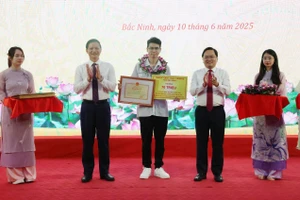 Lãnh đạo tỉnh Bắc Ninh trao khen thưởng cho học sinh.