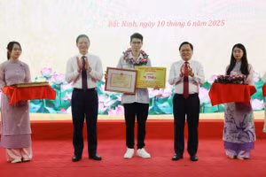 Lãnh đạo tỉnh Bắc Ninh trao khen thưởng cho học sinh.