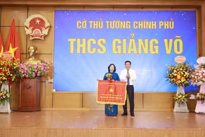 Thừa ủy quyền, Chủ tịch UBND quận Ba Đình Tạ Nam Chiến trao Cờ thi đua Chính phủ cho đại diện Trường THCS Giảng Võ.