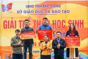 Bà Đào Thị Hường - Phó Giám đốc Sở GD&ĐT Bắc Giang, Trưởng Ban tổ chức trao cờ giải cho các đoàn đạt thành tích cao.