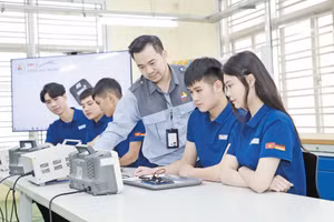 Giảng viên Khoa Điện - Điện tử BCI hướng dẫn sinh viên thực hiện công đoạn kiểm chuẩn, khảo sát tín hiệu S/N (Signal-to-Noise Ratio).