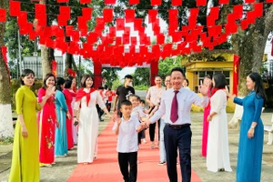 Học sinh lớp 1 Trường Tiểu học Đa Mai hân hoan trong ngày đầu đến trường.