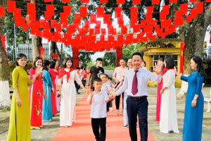 Học sinh lớp 1 Trường Tiểu học Đa Mai hân hoan trong ngày đầu đến trường.