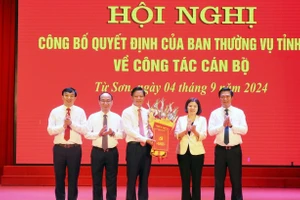 Phó Bí thư Thường trực Tỉnh ủy, Chủ tịch HĐND tỉnh Bắc Ninh Nguyễn Hương Giang cùng lãnh đạo tỉnh Bắc Ninh trao Quyết định, tặng hoa chúc mừng ông Lưu Đình Thực.