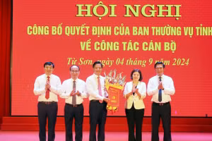 Phó Bí thư Thường trực Tỉnh ủy, Chủ tịch HĐND tỉnh Bắc Ninh Nguyễn Hương Giang cùng lãnh đạo tỉnh Bắc Ninh trao Quyết định, tặng hoa chúc mừng ông Lưu Đình Thực.