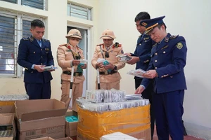 Lực lượng chức năng phát hiện xe ô tô vận chuyển phụ kiện điện thoại di động nhập lậu (Ảnh TL).