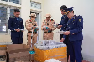 Lực lượng chức năng phát hiện xe ô tô vận chuyển phụ kiện điện thoại di động nhập lậu (Ảnh TL).