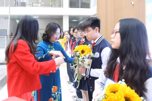 Cô Tô Thị Hải Yến (áo xanh) trao khen thưởng cho các em học sinh.