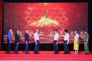 Đại biểu ấn nút phát động phong trào "Bình dân học vụ số".