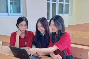 Sinh viên hào hứng với ứng dụng sản phẩm HUNRE AI.