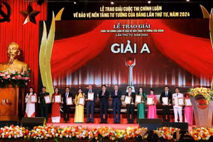 Đồng chí Tô Lâm và đồng chí Lương Cường trao giải A cho các tác giả, nhóm tác giả.