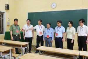Phó Chủ tịch UBND tỉnh Bắc Ninh Lê Xuân Lợi kiểm tra phòng thi tại điểm thi THPT Nguyễn Du.