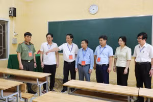 Phó Chủ tịch UBND tỉnh Bắc Ninh Lê Xuân Lợi kiểm tra phòng thi tại điểm thi THPT Nguyễn Du.