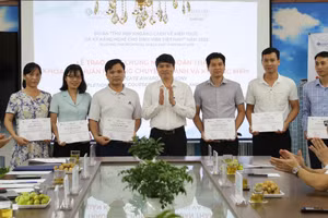 Ông Đoàn Xuân Thanh – Phó Giám đốc Sở GD&ĐT tỉnh Bắc Ninh trao giấy chứng nhận và chúc mừng các giảng viên.