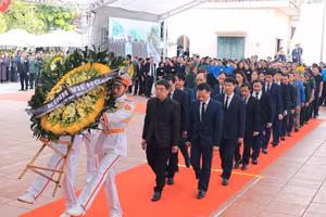 Ông Nguyễn Khắc Thiết, Hiệu trưởng Trường THPT Lê Văn Thịnh (Bắc Ninh) cùng cán bộ, giáo viên nhà trường vào viếng Tổng Bí thư tại quê nhà thôn Lại Đà.