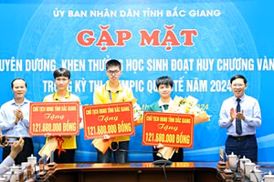 Lãnh đạo UBND tỉnh Bắc Giang trao thưởng cho 3 học sinh huy chương Vàng.