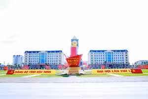 Khu vực trước trụ sở Tỉnh uỷ, HĐND, Đoàn đại biểu Quốc hội tỉnh Bắc Ninh trang hoàng khẩu hiệu cờ hoa. 