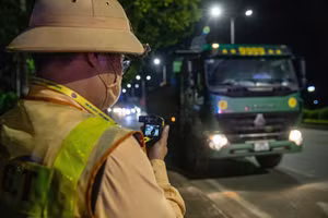 Cảnh sát giao thông kiểm soát vi phạm liên quan đến vận tải hàng hóa. Ảnh: TG