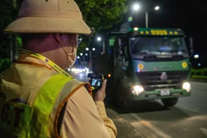 Cảnh sát giao thông kiểm soát vi phạm liên quan đến vận tải hàng hóa. Ảnh: TG
