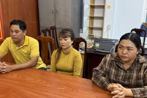 Lù Thị Quyên Di (ở giữa) cùng đồng phạm tại cơ quan điều tra.