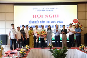 Đại diện Bộ GD-ĐT, trưởng Cụm thi đua số 2 tặng hoa nguyên Giám đốc Sở GD-ĐT Hưng Yên và chúc mừng tân Giám đốc Sở GD-ĐT Vĩnh Phúc.